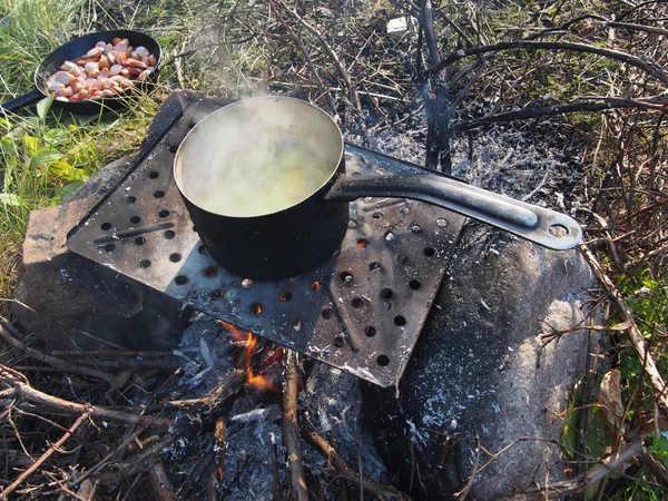 Hrnec s brambory na oheň — Stock fotografie
