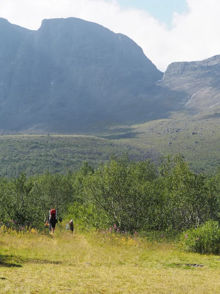 Tourists in the mountains — Stock Photo, Image