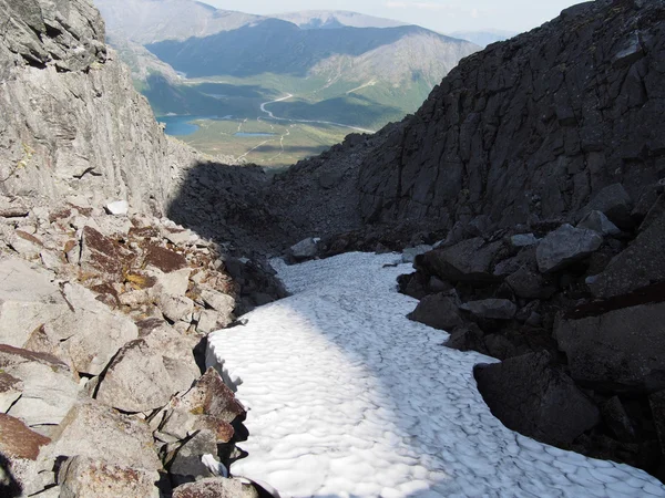 Neige dans les montagnes en été — Photo