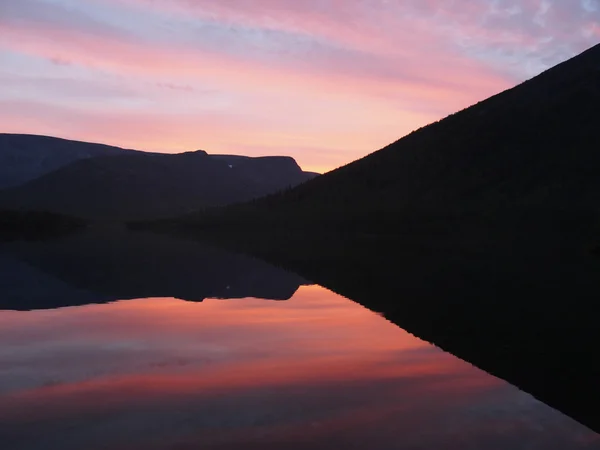 Jezero v horách — Stock fotografie