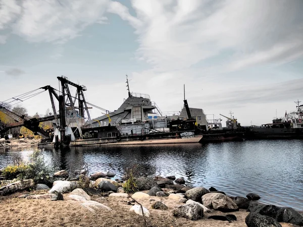 Старый корабль на озере — стоковое фото