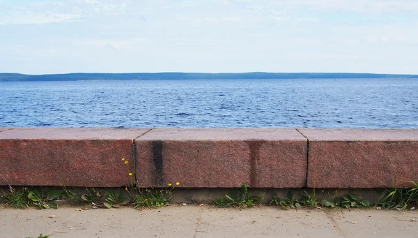 See, Himmel und Gras. petrozavodsk, russland, karelien — Stockfoto