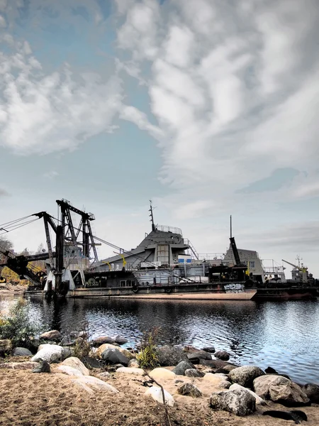 Старый корабль на озере — стоковое фото
