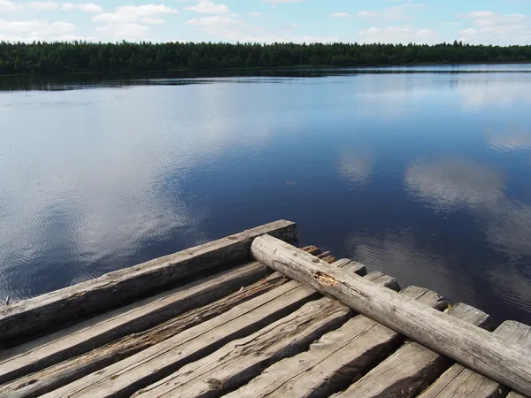 Brygga på floden — Stockfoto