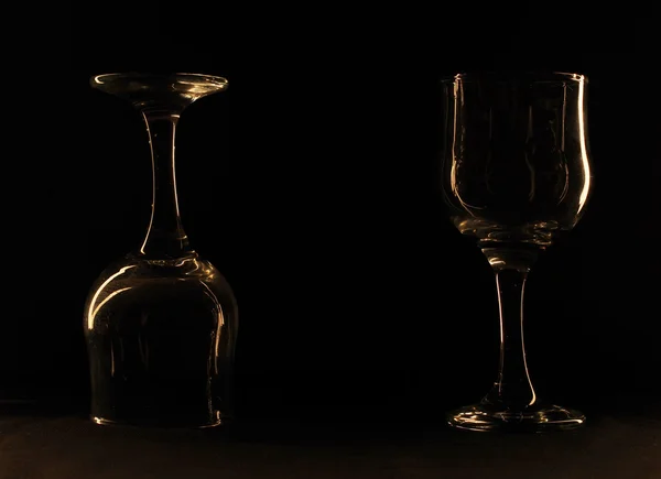 Verre sur un fond sombre — Photo