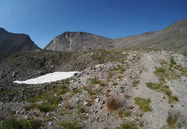 Nieve en las montañas en verano — Foto de Stock