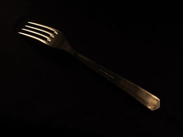 Tenedor sobre un fondo oscuro — Foto de Stock