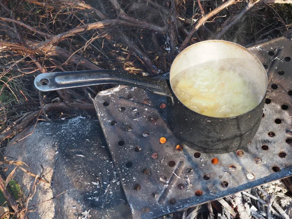Caçarola com batatas no fogo — Fotografia de Stock