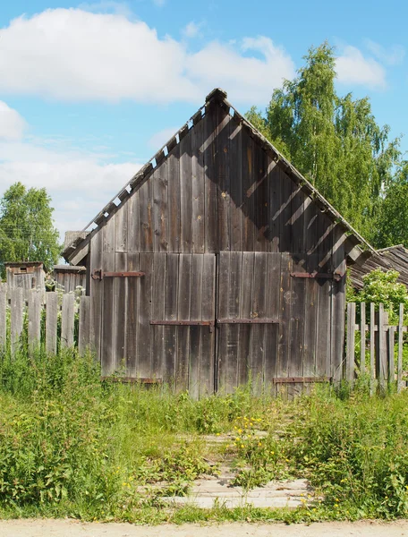 Drewniany dom we wsi — Zdjęcie stockowe