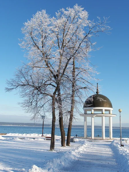 Rotunda v petrozavodsk. nábřeží onega moře. — Stock fotografie