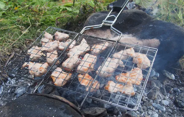 Grillfleischscheiben auf Feuer zubereiten — Stockfoto