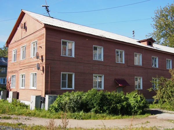 Деревянный дом в городе — стоковое фото