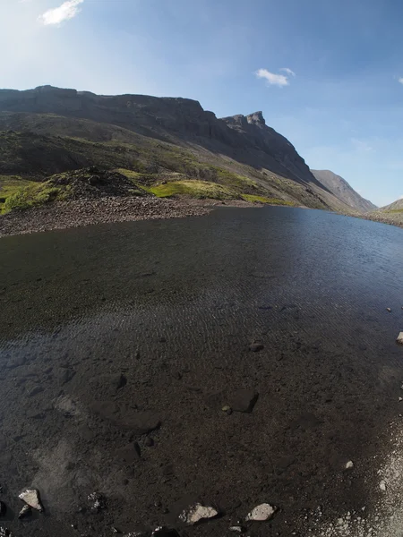 Lago en las montañas — Foto de Stock