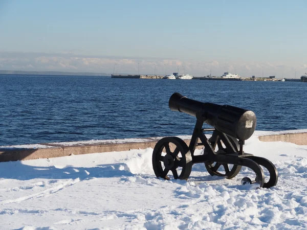 在码头的彼得，俄罗斯在奥涅加上枪 — 图库照片