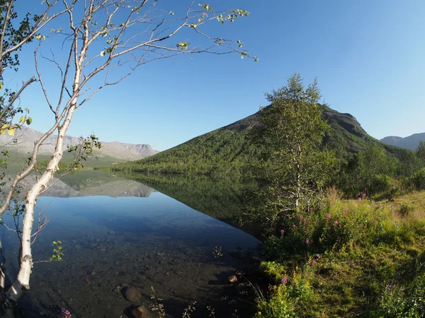 Lago nas montanhas — Fotografia de Stock