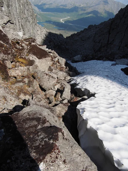 夏の雪の山の中 ロイヤリティフリーのストック画像