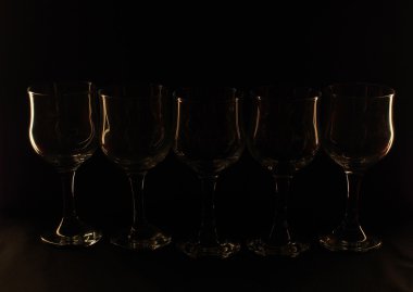 karanlık bir arka plan cam