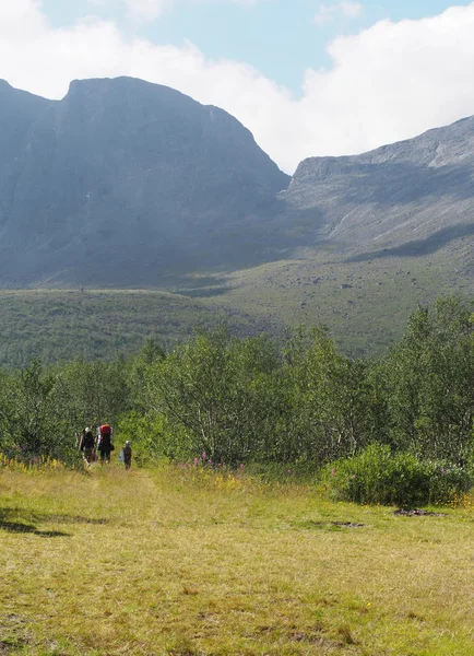 Tourists in the mountains — Stock Photo, Image