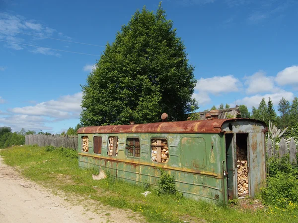 Chariot ferroviaire avec bois — Photo