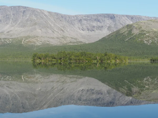 Lac dans les montagnes — Photo