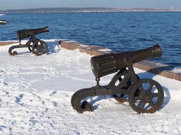 Pistola en muelle de Onega en Petrozavodsk, Rusia — Foto de Stock