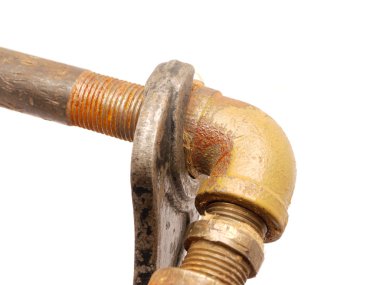 eski bir boru ve bir İngiliz anahtarı