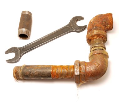 eski bir boru ve bir İngiliz anahtarı