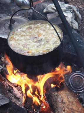 geleneksel kamp ateşi pişirme