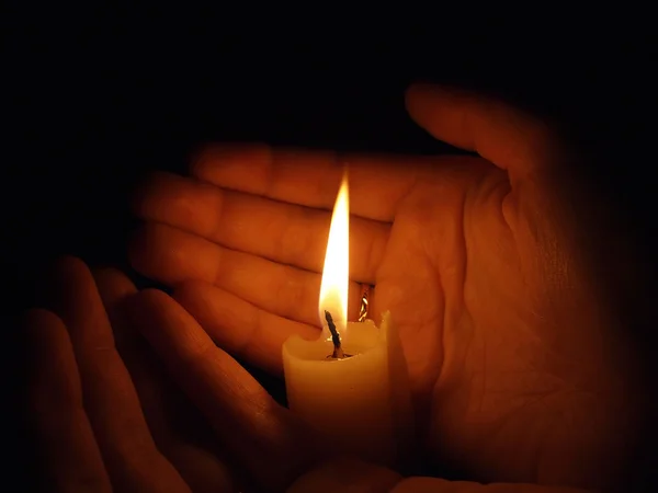Ruce se svíčkou — Stock fotografie