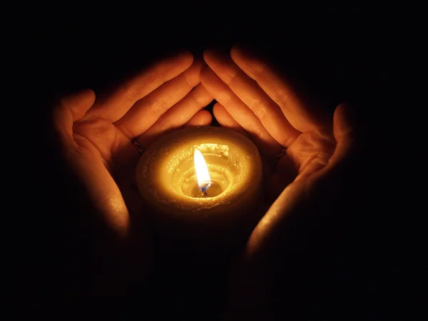 Рука зі свічкою — стокове фото
