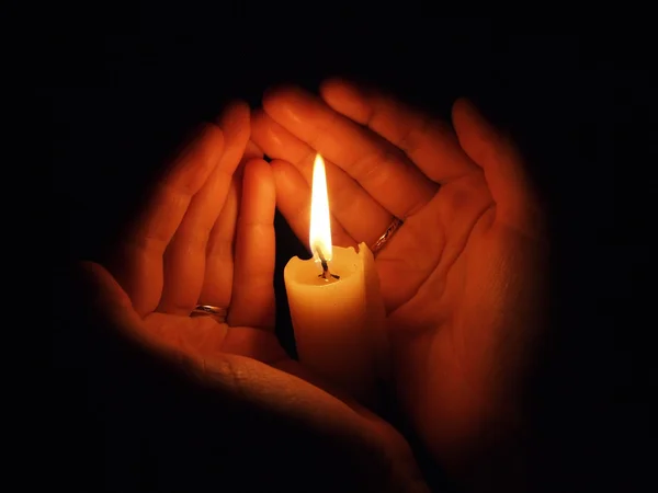 촛불으로 손 — 스톡 사진