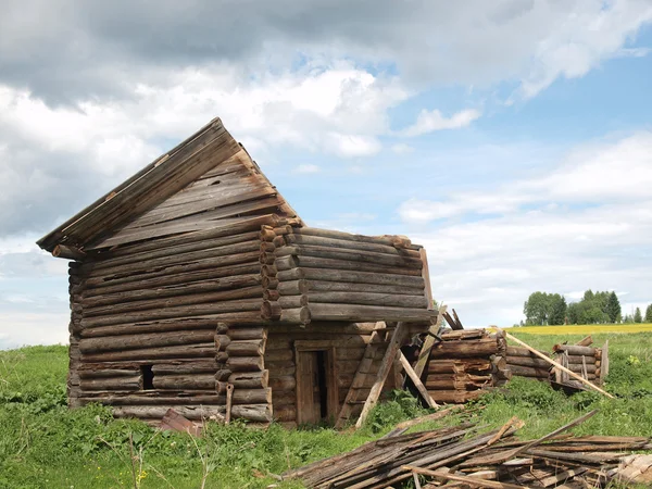 La casa di legno distrutta — Foto Stock