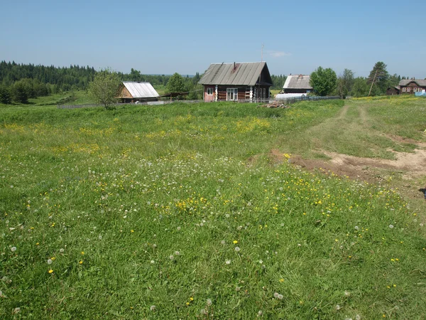 De hemel boven dorp in de zomer — Stockfoto