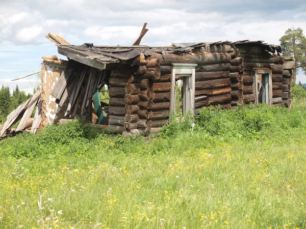 La maison en bois détruite — Photo