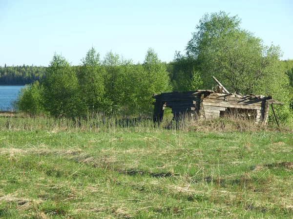 La maison en bois détruite — Photo