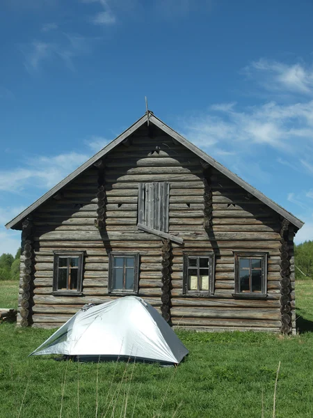 Zelt und Haus — Stockfoto