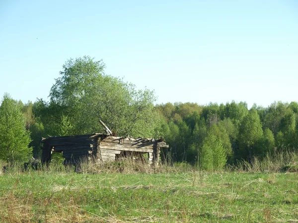 Τα κατεστραμμένα ξύλινο σπίτιエステレル山塊と南フランスの村 — Φωτογραφία Αρχείου