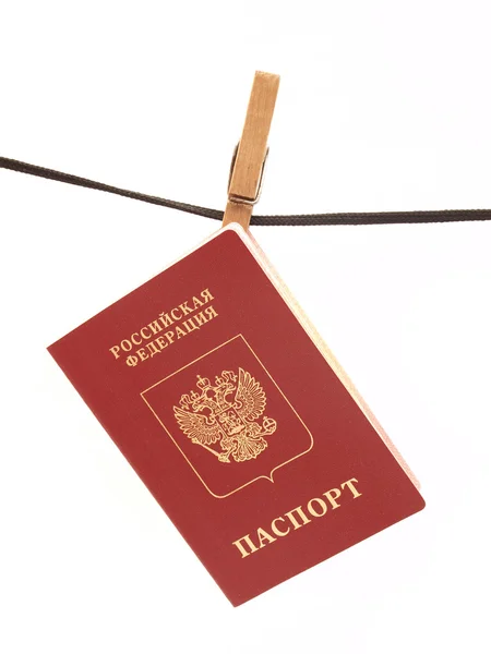 Het paspoort en wasknijpers — Stockfoto