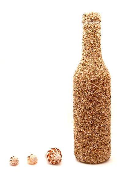 Морские ракушки и бутылка — стоковое фото