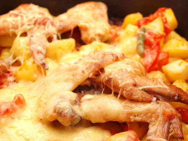 Zharennaja kip met een aardappel en groenten — Stockfoto