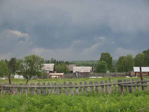 De hemel boven dorp in de zomer — Stockfoto