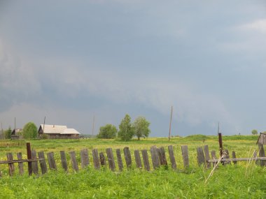 Yaz aylarında köy yukarıda gökyüzü