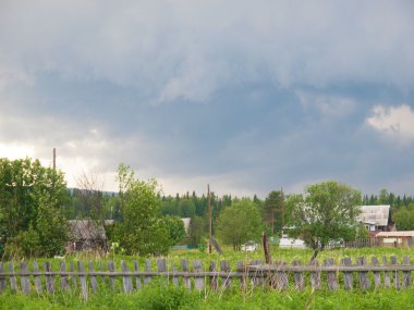 Yaz aylarında köy yukarıda gökyüzü