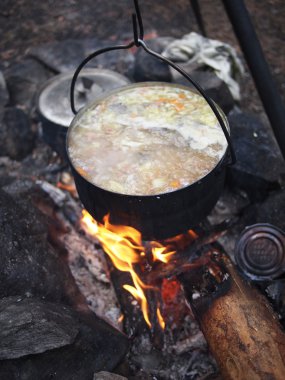 geleneksel kamp ateşi pişirme