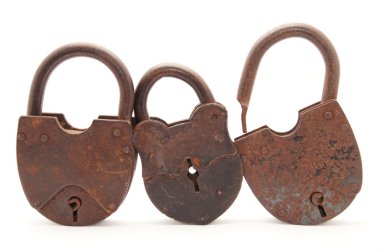 Beyaz bir arka plan üzerinde eski kilitler