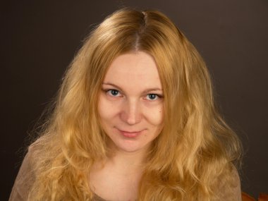 Güzel bir kızın portresi.