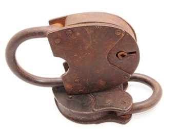 Beyaz bir arka plan üzerinde eski kilitler