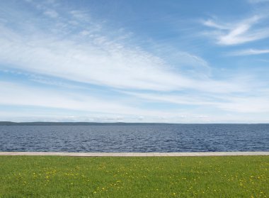 Göl, gökyüzü ve çim