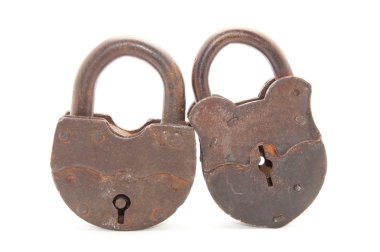 Beyaz bir arka plan üzerinde eski kilitler