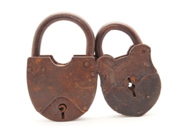 Beyaz bir arka plan üzerinde eski kilitler